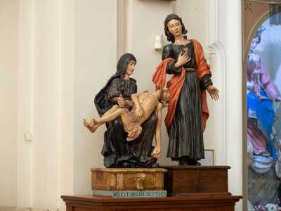 Dirigendoci ora verso l�altare centrale ci colpiscono due statue in legno innalzate su un supporto. � un compianto: un gruppo di figure che richiama il momento della morte di Cristo. Risale al 500 ed � stato ritrovato qualche anno fa nei depositi della chiesa